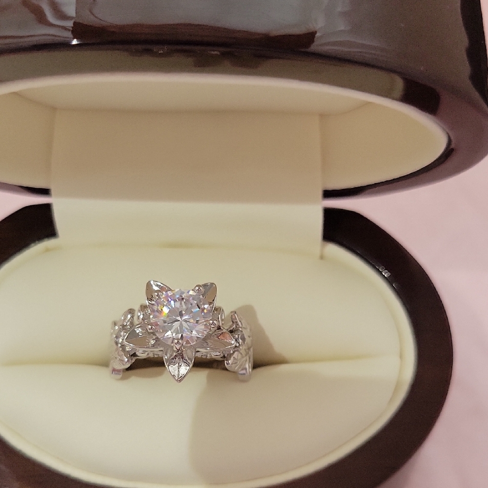 Elegantly Styled ✨️STUNNING SPARKLER✨️Moissy/ 925 Cocktail Ring